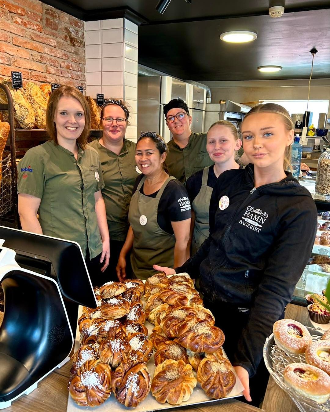 Personal på Hamnbageriet samlade kring en plåt med bullar