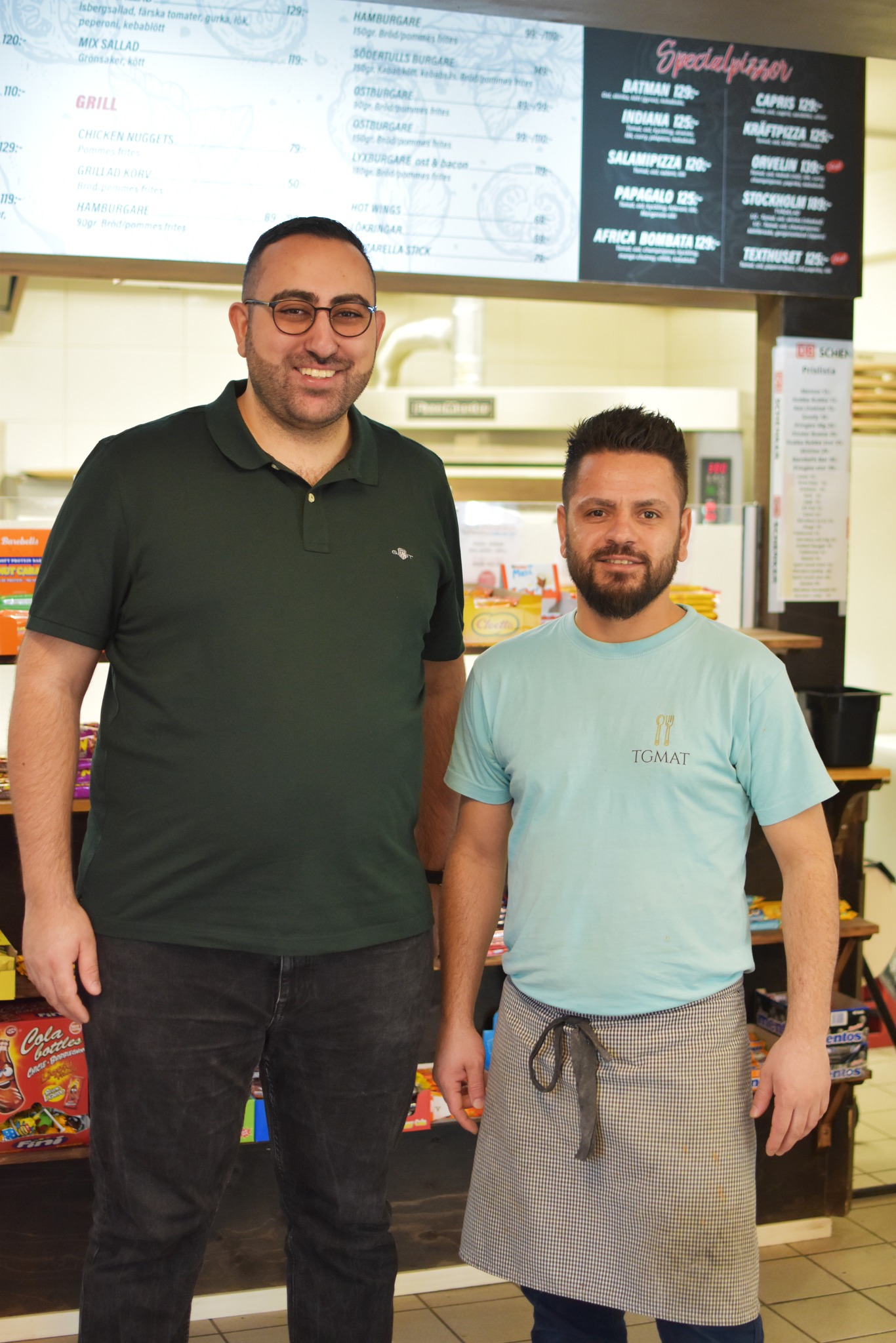 Turgay Akin och en till anställd på Södertulls pizzeria