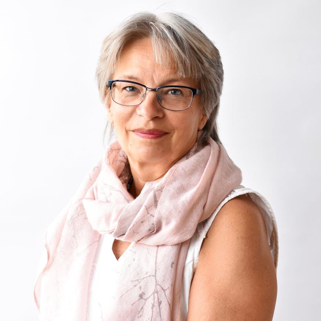 Porträtt av Marie med vit bakgrund.